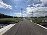 その他：広々とした前面道路で車の出入りもスムーズです。周囲に余裕のある区画が印象的です。開放感があり空が広く感じられる環境です。視界を遮るものが少なく落ち着いた雰囲気です。