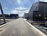 その他：前面道路は広々とした印象で開放感のある環境です。周囲には新しい建物が並びすっきりとした街並みが広がっています。現地周辺は整った舗装が施され歩行や車の移動もスムーズです。