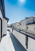 「広い使いやすいバルコニー」陽ざしがたっぷり降り注ぐ、広々としたバルコニー付き住まい。