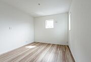 「Bed Room」落ち着いた色合い、シンプルなデザイン。洋室として大事なお部屋です。
