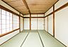 和室：「和室は「和み」の空間」畳に座ったり、ごろんと寝転がったときの安堵感は独特のものです。木、布、紙といった自然素材の優しい手触りや素朴な温もりが和室空間に安らぎを与えてくれる、和室。