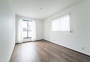 「Bed Room」落ち着いた色合い、シンプルなデザイン。洋室として大事なお部屋です。