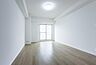 洋室：「主寝室」明るく広々主寝室。ダブルベッドも楽々配置可能です。
