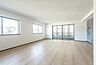 リビング/ダイニング：「プライベート感を愉しむリビング空間」開放感と日当たりの良さに恵まれた爽快なリビング空間。誰にも邪魔されないプライベート感を感じる開放的なリビング。