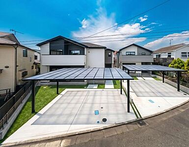 外観:青空に映えるスタイリッシュなモダン邸宅。並列でゆったりと使える、広々としたカースペースが魅力です。(本画像はCGにてカーポートや人工芝等を配置しております。実際に家具等はおかれておりません。) 外観:青空に映えるスタイリッシュなモダン邸宅。並列でゆったりと使える、広々としたカースペースが魅力です。(本画像はCGにてカーポートや人工芝等を配置しております。実際に家具等はおかれておりません。)