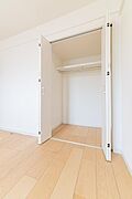 柔らかな光が差し込む寝室で心地よい目覚めを。木の温もりを感じる内装が、家族の疲れを優しく癒します。明日の活力を養う、穏やかなひととき。