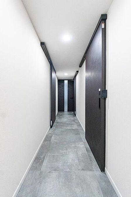 「おかえり」と「いってらっしゃい」を優しく包み込む、明るく広々とした玄関。家族の毎日が、ここから気持ちよく始まります。