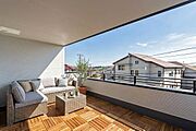 「広い使いやすいバルコニー」陽ざしがたっぷり降り注ぐ、広々としたバルコニー付き住まい。（本画像はCGにて家具や植栽を配置しております。実際に家具はおかれておりません。）