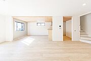 「上質な空間を」開放感と日当たりの良さに恵まれたリビング空間。