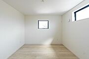 2面採光を確保した明るい洋室。心地よい風と光が室内に満ち、主寝室や子供部屋にも最適です。