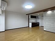グレーの石目調アクセントクロスと天井の梁が、モダンな空間を演出。落ち着いた雰囲気の20帖超えのリビングです。エアコン設置済みで、初期費用を抑えられるのも嬉しいポイントです。