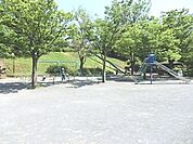 新石川公園まで984m、園内は2段になっていて上段にはグラウンド、下段にはブランコ・鉄棒などがあります。ロング滑り台もあります。