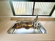 《浄水器》　■浄水器一体型の水栓。ワンタッチで切り替えができますので、キレイなお水を惜しみなく毎日のお料理や家事全般に使用していただけます。