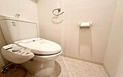 《トイレ》2階　■トイレは明るい空間で清潔感があります。
