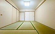 《和室》　■休日には畳のうえでゴロゴロと、至福の一時。冬にはコタツにミカンでテレビ鑑賞。日本人にはあって嬉しいジャパニーズルームです。