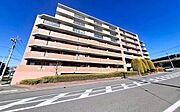 《外観》　■街並みに調和した格調高い外観のマンションです。