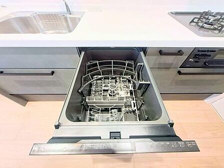 《食器洗い乾燥機》■食事後もゆっくり過ごせる食器洗い乾燥機を設置。手洗いよりもキレイに洗え、家事効率アップで家族時間が増やせます。