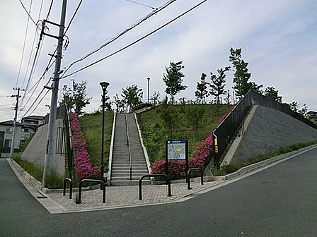 万福寺もりの丘公園まで1661m、子どもが走り回るには十分な広さの公園です。遊び場にはスプリング遊具・スイング遊具、砂場、すべり台があります。