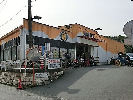 やまかストアー玉縄店まで1307m、昔からある地元のスーパーです。 大型のスーパーではありませんが、地元に愛されるお店です。