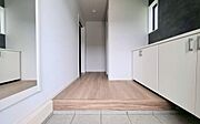 《玄関》　■我が家の顔である玄関。帰るのが楽しみになりますね。