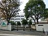 周辺：横浜市立伊勢山小学校まで327m、学校教育目標を実現するために、活力と魅力にあふれ、子どもにとって安全で安心できる学校づくりを目指します。