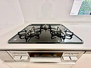 《三口ガスコンロ》 ■毎日料理をする方、家族の分まで作られる方には必須の三口ガスコンロ。同時進行が可能で効率よく、楽しく料理ができます