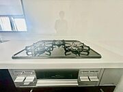 《三口ガスコンロ》 ■毎日料理をする方、家族の分まで作られる方には必須の三口ガスコンロ。同時進行が可能で効率よく、楽しく料理ができます。