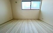 《子供部屋》　■机とべットを入れても十分な広さ、お子様の勉強部屋に。グングンと成績ＵＰの予感が。