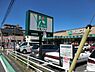 周辺：京急ストア磯子丸山店まで1090m、毎日の食卓を彩る新鮮な食料品が揃います。プライベードブランドの商品にも力を入れています。