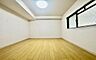子供部屋：《子供部屋》　■お子様の成長を優しく見守る、明るい子供部屋。遊んだり、学んだり、時には一人の時間を過ごしたりと健やかな毎日を育む大切な場所。未来への第一歩を育む、かけがえのない空間です。