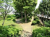 平公園まで880m、子どもが走り回るには十分な広さの公園です。こんもりとした木々の間をお散歩するのもいいですね。