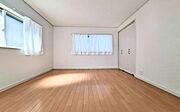 《子供部屋》　■お子様の成長を優しく見守る、明るい子供部屋。遊んだり、学んだり、時には一人の時間を過ごしたりと健やかな毎日を育む大切な場所。未来への第一歩を育む、かけがえのない空間です。