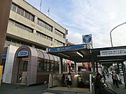 横浜市営地下鉄ブルーライン　港南中央駅まで1228m、港南区役所、警察署、消防署などの行政施設が駅前に集中しています。複合商業施設も隣接していて便利です。
