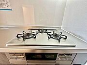 《三口ガスコンロ》 ■毎日料理をする方、家族の分まで作られる方には必須の三口ガスコンロ。同時進行が可能で効率よく、楽しく料理ができます。
