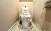 《トイレ》　■トイレは明るい空間で清潔感があります。