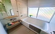《浴室》　バスルームは一日の疲れを癒す居心地の良い空間です。