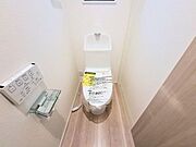 《トイレ》　■快適な使用感が人気の温水洗浄脱臭暖房機能を搭載。しかも汚れがつきにくく落ちやすい、洗浄力に優れた洗浄機能付トイレ。