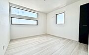 《洋室》　■机とべットを入れても十分な広さ。。お子様の勉強部屋に。