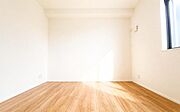 《子供部屋》　■お子様の成長を優しく見守る、明るい子供部屋。遊んだり、学んだり、時には一人の時間を過ごしたりと健やかな毎日を育む大切な場所。未来への第一歩を育む、かけがえのない空間です。