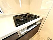 《三口ガスコンロ》 ■3つの炎が奏でる、心地よい暮らし。ビルトインガスコンロとグリルで、本格的な料理も思いのまま。明るく広々としたキッチンで、新しい日常を。