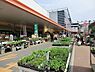 周辺：ホームズ新山下店まで739m、家具インテリアとホームセンター用品を販売する店舗。