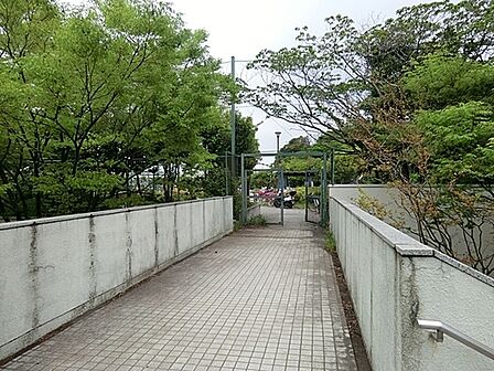 小港南公園まで775m、野球のできるグラウンドやテニスコートのある公園