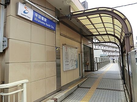 平沼橋駅(相鉄線)まで669m、横浜駅からも平坦で歩いてこられる利便性のよいエリア。お買いものも近隣スーパーや横浜駅利用で住み良い街です。