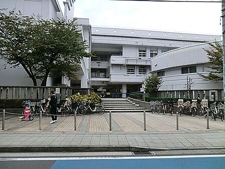 横浜市立本町小学校まで1452m