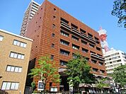 横浜市中区役所まで954m、 横浜市中区役所は、日本大通りに面した歴史的な建物で、昭和初期に建てられたものです。