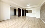 《リビングダイニング》　■ゆとりを感じさせる上質で明るい空間が、住まう人や訪れる人を心地よく迎え入れてくれます。