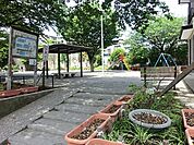 別所中里台公園まで699m、木々が沢山あり夏は木陰ができてあそびやすそうです。広場ではボール遊びや自転車練習をしている子供達がいてにぎやかです。