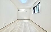 《洋室》　■机とべットを入れても十分な広さ。。お子様の勉強部屋に。