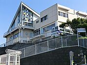 横浜英和幼稚園まで785m、幼小中高を擁する横浜英和学院の幼稚園。3年保育入園者には、青山学院横浜英和小学校へ内部推薦考査がある。