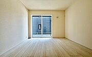 《洋室》　■机とべットを入れても十分な広さ。。お子様の勉強部屋に。